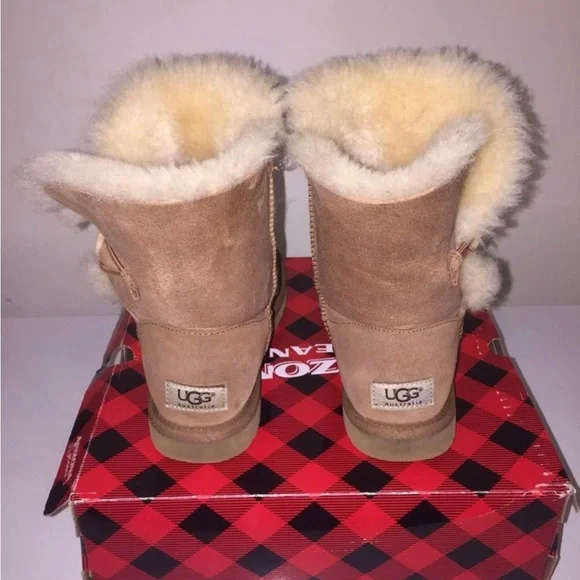 Authentic Ugg boots sz 6 tan/cream - Picture 2 of 2